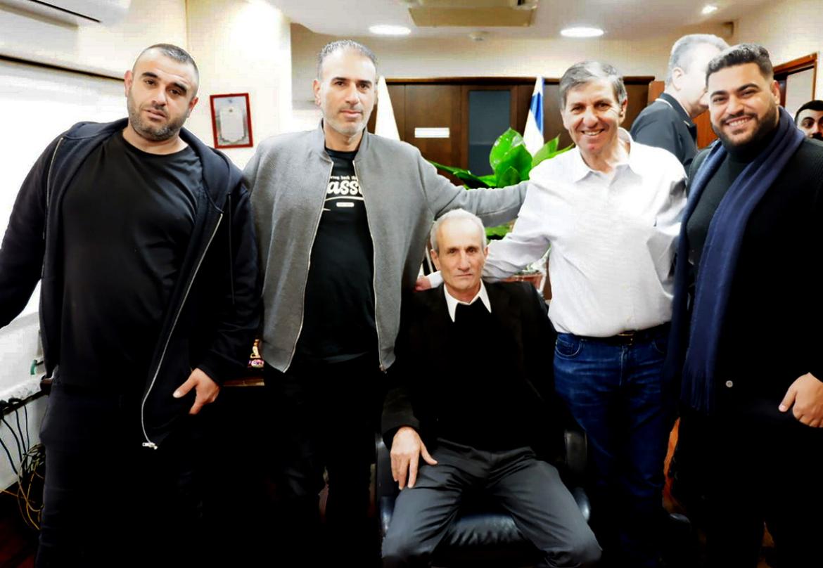 עטר בלשכתו עם תומכיו