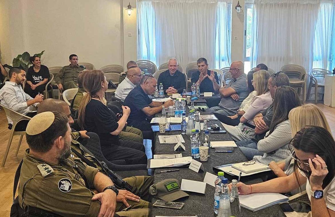 ביקור שר הבטחון גלנט בעמדה בקו התפרבמושב רם און 