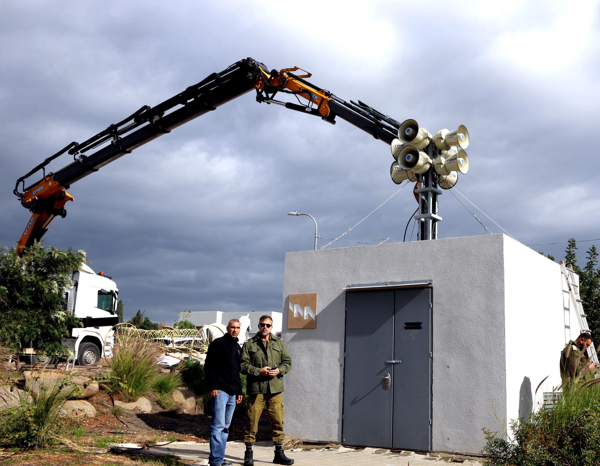 תמונת התקנת צופרי אזעקה בהרחבת כפר יחזקאל