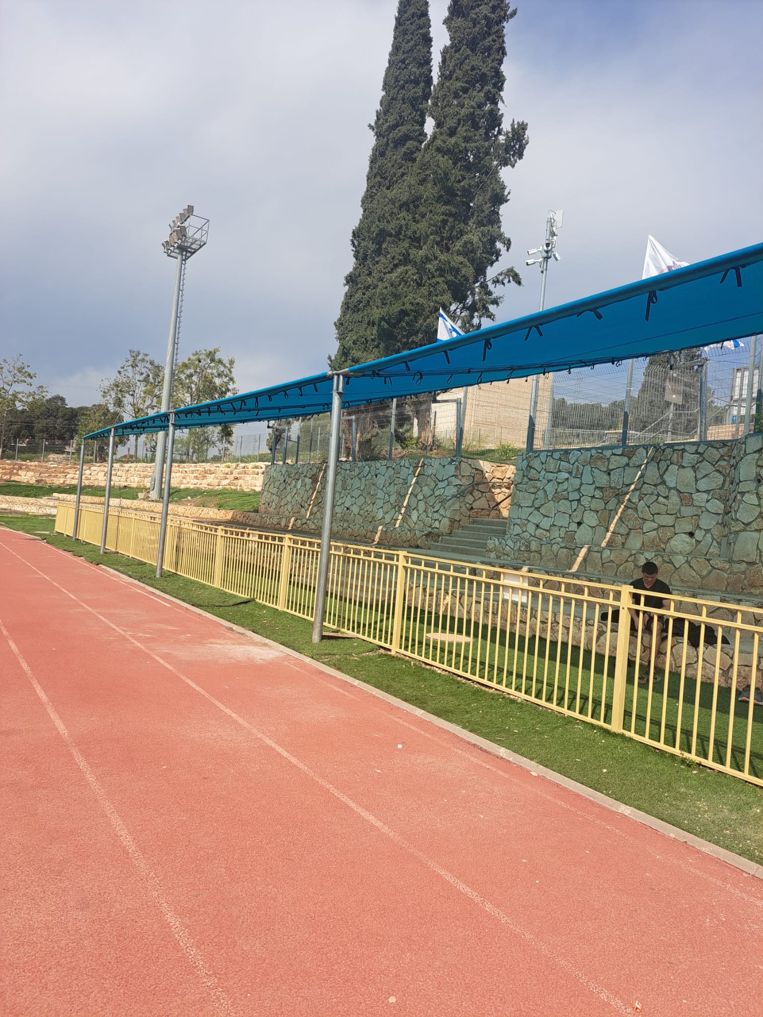 תמונת הצללת יציע איצטדיון האתלטיקהבעין חרוד