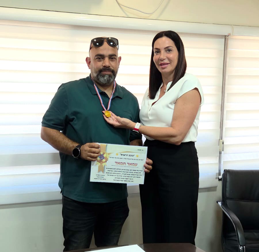 מנהלת מחלקת תחבורה והיסיעם ליאת קריב עם כוכב הרשות ליוני עמר חמאד 